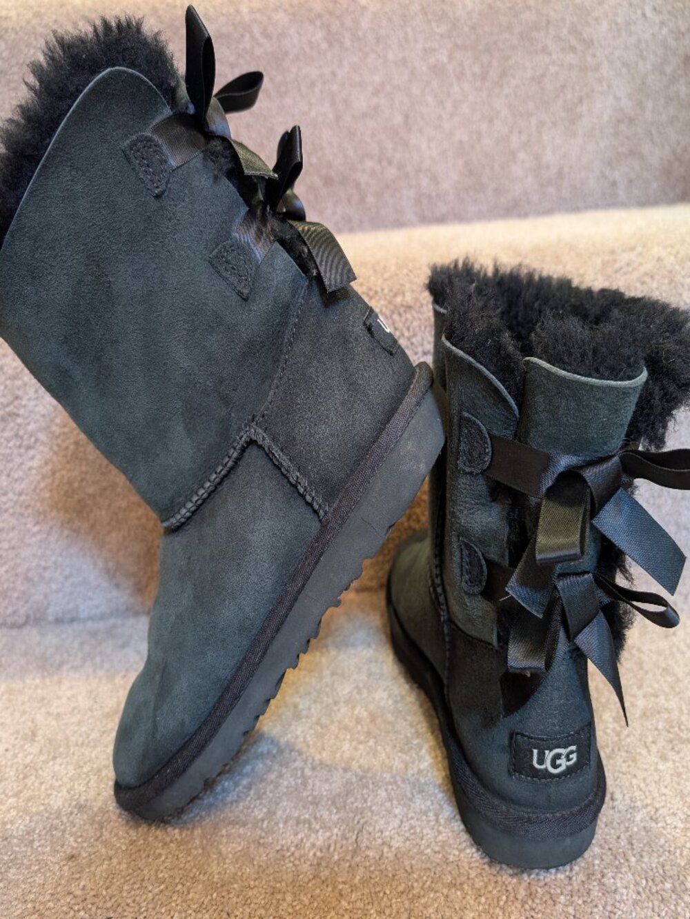 Ugg kids Bailey Bow II boot black suede sheepskin will lined kids size 3